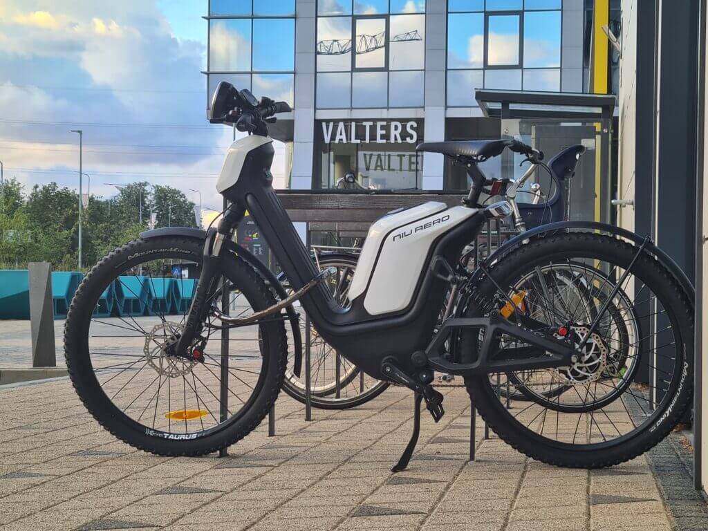 Descoperă libertatea de a pedala cu putere electrică: bicicleta electrica NIU EUB-01